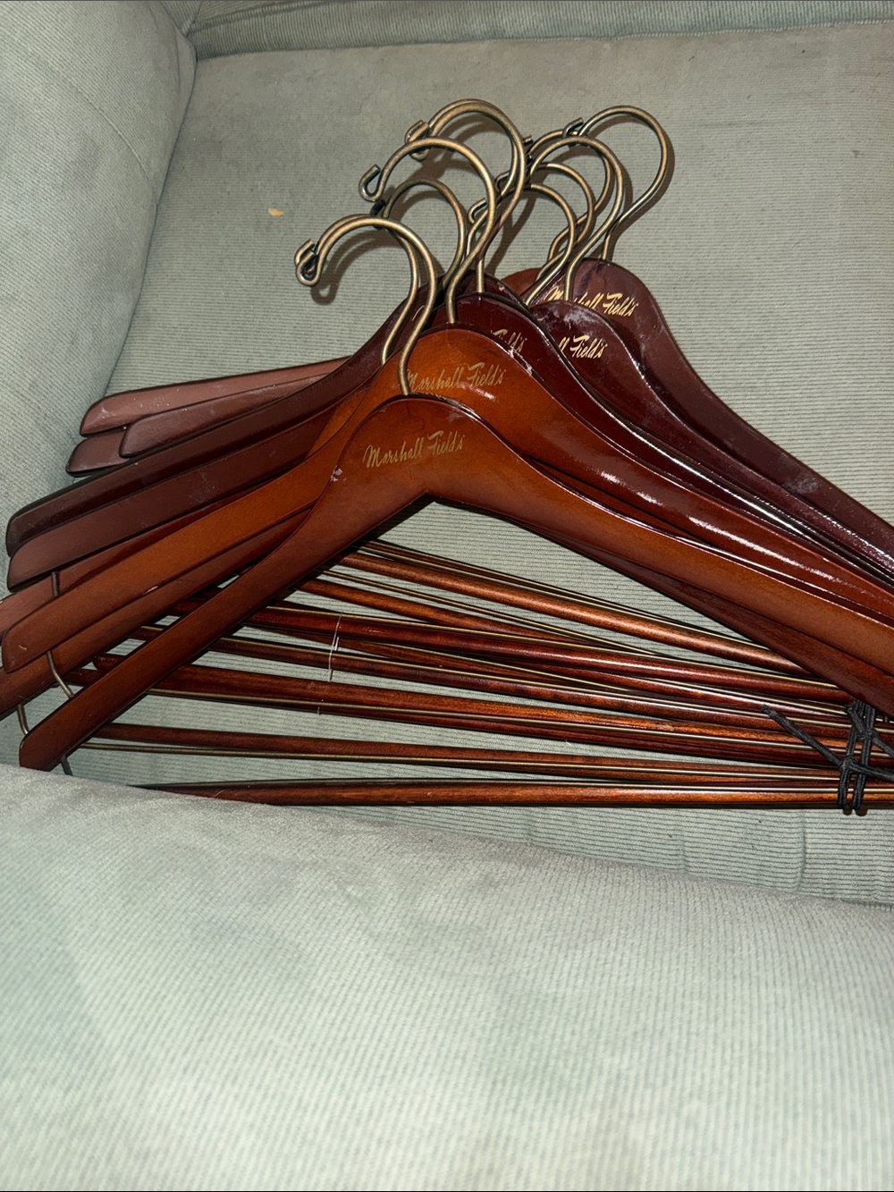 11 Wooden Suit Hangers - highly sought after department store Marshall Field’s - Picture 2 of 3